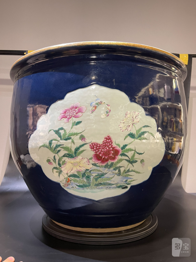 清乾隆 宝石蓝釉开光粉彩花鸟图大缸 - 图3